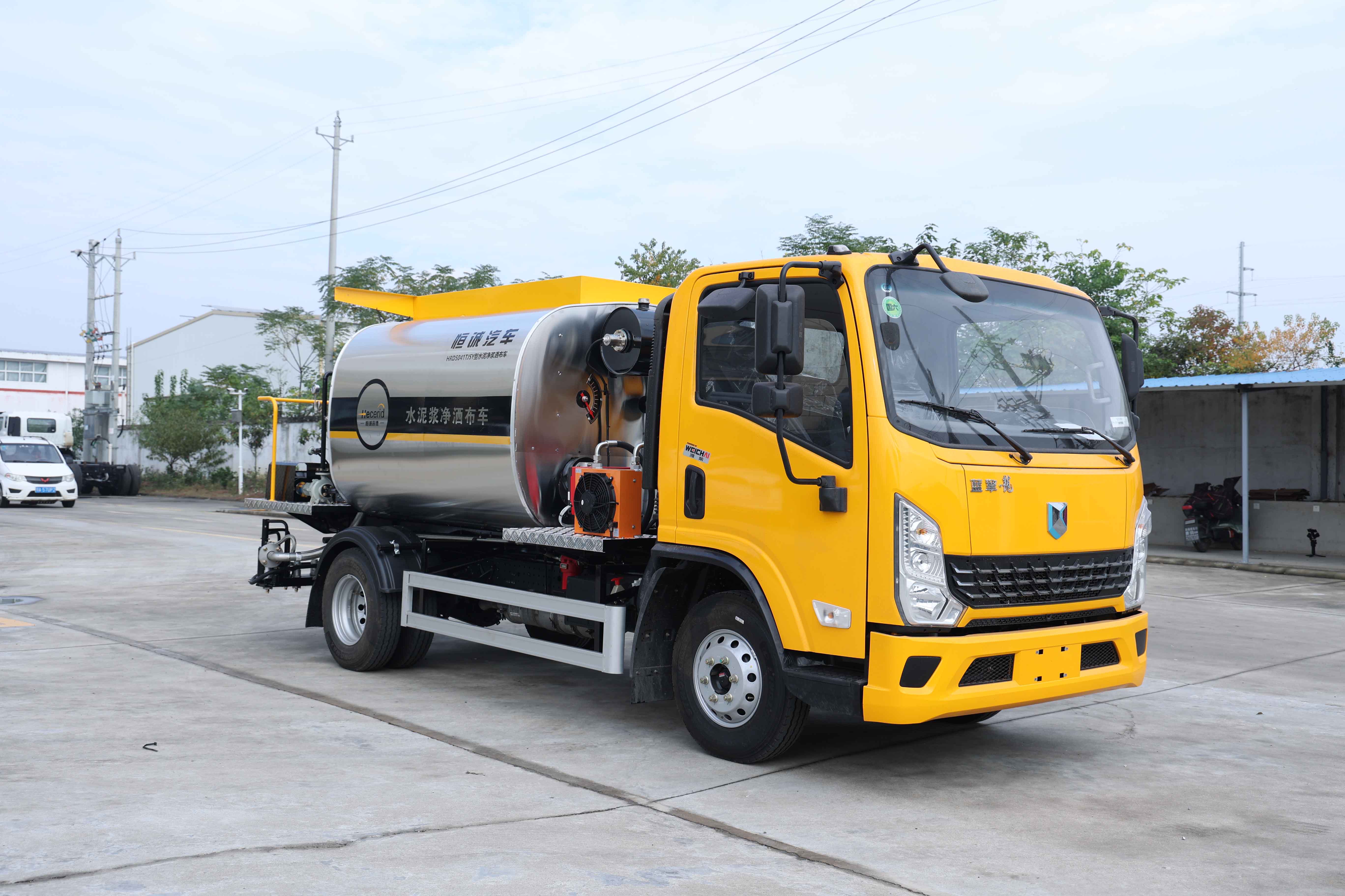 恒誠瀝青灑布車：以精準(zhǔn)與高效，賦能中國道路建設(shè)新篇章